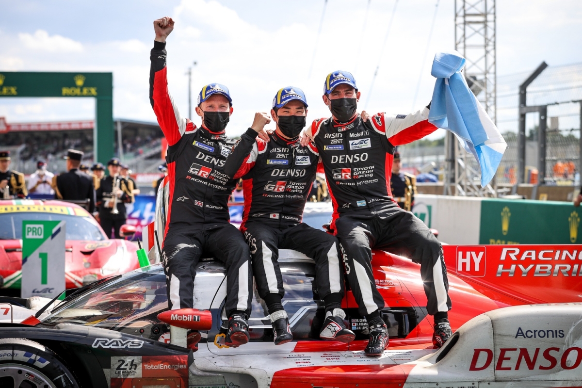 Read more about the article Toyota wciąż dominuje oraz dramat w końcówce wyścigu, czyli 24h Le Mans 2021