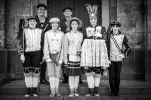 Przedstawia zdjęcie z wystawy „Lehengo Hazparne – wielkie baskijskie wesele” autorstwa Alexandre’a Garacotche